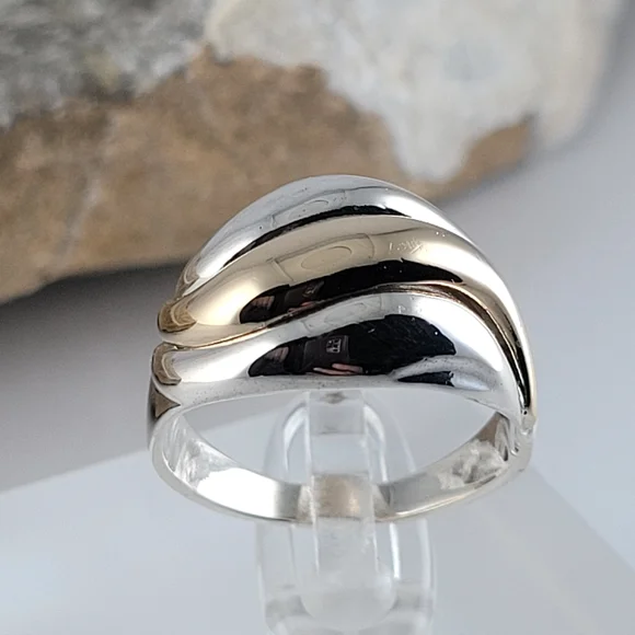 ❤️Size 7.5 Gorgeous 925 Sterling Silver and 14k Solid Yellow Gold Dome Ring!